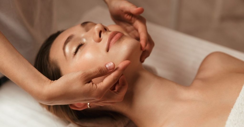 Model image of a facial service